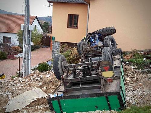 K tragické nehodě traktoru v Omicích na Brněnsku vyjeli ve čtvrtek odpoledne jihomoravští hasiči.