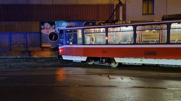 V Táborské ulici vykolejila tramvaj.