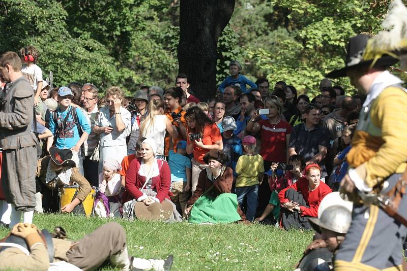 Sobotní Den Brna přinesl neúspěšné obléhání města švédskými vojsky, které zastavily zvuk kostelních zvonů.