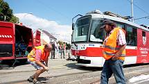 Vykolejená tramvaj u zastávky Branka v brněnské ulici Bystrcká.