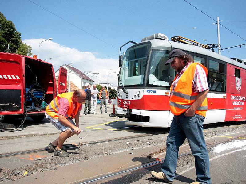 Vykolejená tramvaj u zastávky Branka v brněnské ulici Bystrcká.