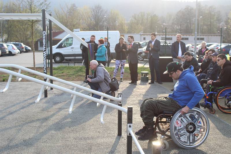 První workoutové hřiště pro handicapované se ve středu v Jundrově otevřelo Brňanům.