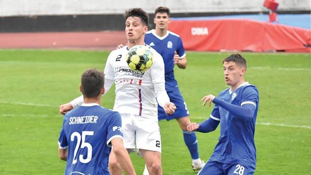 Líšeňští fotbalisté (v bílém) zvítězili na hřišti pražského Vyšehradu 2:1.