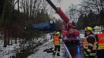 Při havárii osobního auta v sobotu v Tišnově na Brněnsku vůz skončil v místním potoce. Při nehodě se zranila žena.