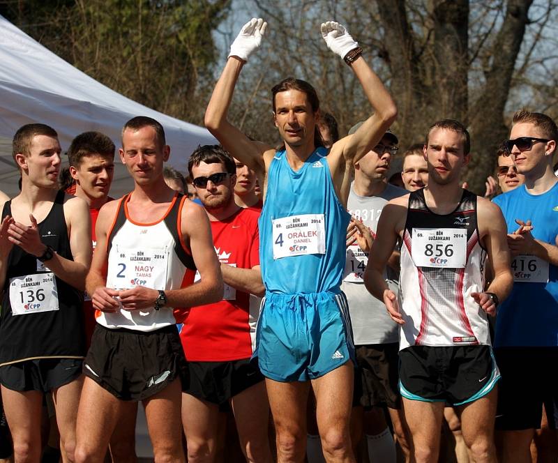 Daniel Orálek (v rukavičkách) na startu Běhu Lužánkami 2014.