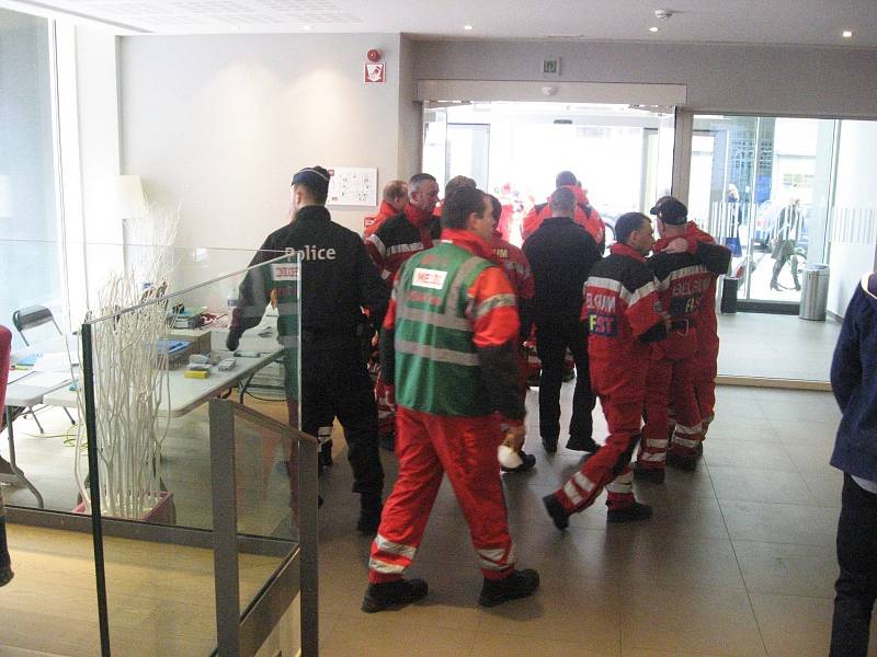 Členové záchranných složek prohledávají okolí stanice metra Maelbeek v Bruselu. V hotelu Thon, kde jsou i studenti Masarykovy univerzity, si zřídili prozatimní stanoviště.