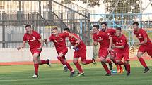 Fotbalisté Bohunic (v červeném) ovládli finálový duel krajského poháru. Lanžhot ve Znojmě porazili 3:2 po penaltovém rozstřelu.