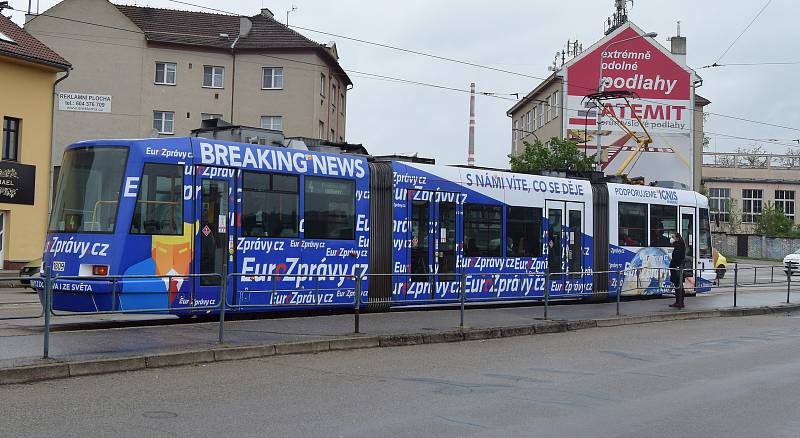 Brněnskými ulicemi jezdí už dvanáct nových tramvají Drak, na některých linkách se lidé svezou i staršími vozy.
