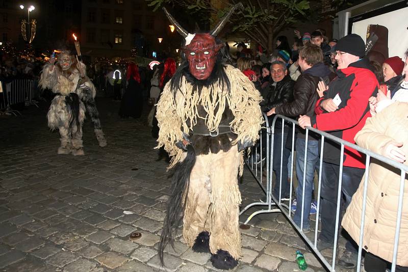 Pochod čertů Krampusáků na brněnském Zelném trhu.