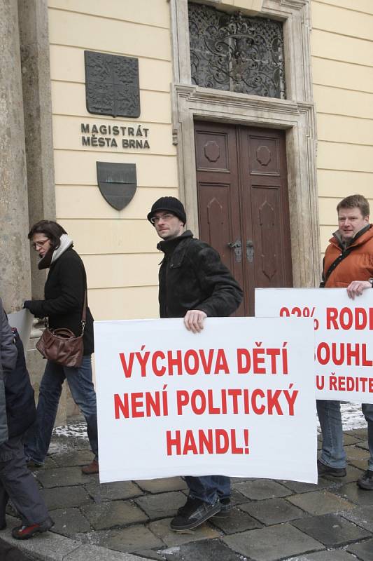 Tuřanští demonstrovali proti nově zvolené ředitelce na nádvoří brněnského magistrátu.