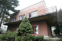 Funkcionalistickou vilu v brněnské Neumannově ulici obýval za první republiky architekt Otto Eisler s bratrem Mořicem. Stala se kulturním centrem, které navštěvovali umělci, mezi nimi například i Voskovec s Werichem.