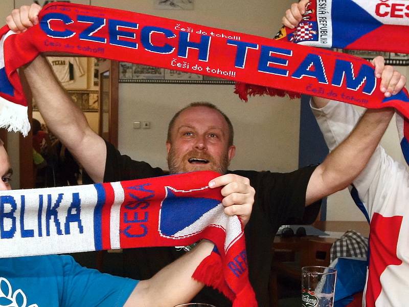 Úspěšnému českému čtvrtfinále na hokejovém mistrovství světa přihlížely stovky fanoušků v brněnských hospodách.