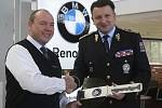 Šestasedmdesát speciálně upravených motocyklů značky BMW pro policii si v pondělí převzal prezident Policie České republiky Tomáš Tuhý. Jedná se o první část zakázky, která je největší v historii policie. 