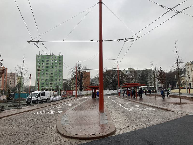 Od začátku prosince došlo ke změně některých zastávek na Mendlově náměstí, další přibydou v neděli. Do některých linek ale cestující stále nastoupí z provizorních nástupišť.