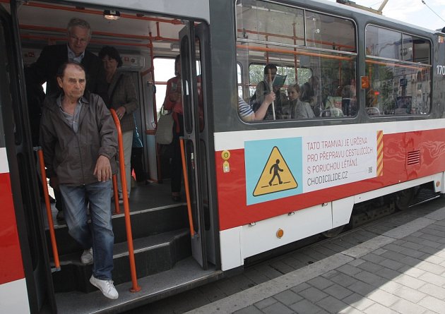 Tramvaj neslyšících jezdila po trase linky číslo jedna. 