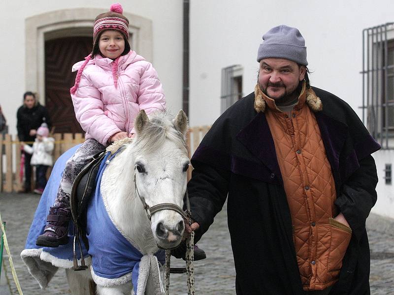 Vánoční atmosféra, spousta pohádkových bytostí a program na velkém nádvoří i na výstavě Hádám, hádám pohádku. Tak vypadal Špilberk v sobotu, kdy hrad v centru města ovládly Pohádkové Vánoce. 