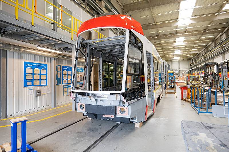 Na první tramvaji Škoda 45T, která bude jezdit po nové trati k univerzitnímu kampusu, začala finální montáž.