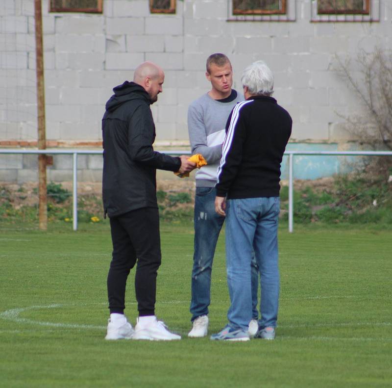 Fotbalisté Slovanu Rosice (ve žlutém) zdolali ve 24. kole MSFL tým Vrchoviny 3:0