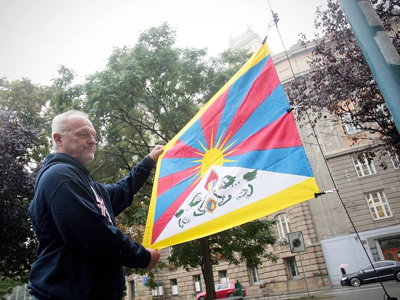 Rektor Masarykovy Univerzity Mikuláš Bek za pět minut dvanáct vyvěsil tibetskou vlajku.