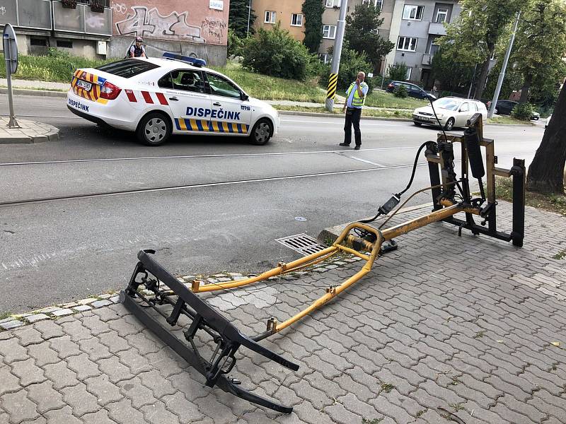 Jedné z tramvají v brněnské ulici Líšeňská upadl pantograf.