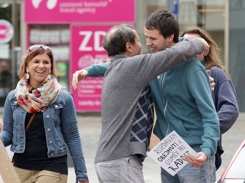 Už potřetí se mohou Brňané zapojit do oslav při akci Týden města. V pondělí je organizátoři zahájili například sázením semen afrikánů ve Staré a Opuštěné ulici nebo objímacím happeningem na náměstí Svobody. 