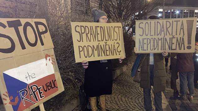 V Brně začala demonstrace kvůli podmínce za znásilnění, lidé se sešli u soudu.