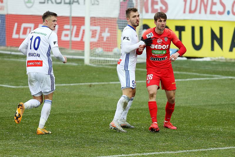 Fotbalisté Zbrojovky (v červeném) zahájili prvoligové jaro remízou v Mladé Boleslavi.