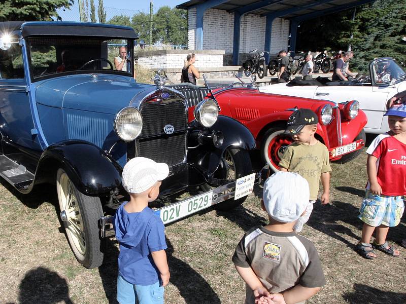 Přehlídka auto a moto veteránů ve Zbýšově u Rosic.