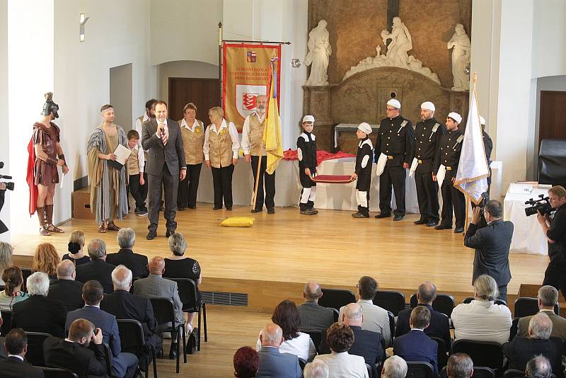 Úspěšní absolventi řemesla čalounictví a kominictví byli v úterý pasováni na tovaryše. Střední škola stavebních řemesel Brno-Bosonohy tak třetím rokem oceňuje studenty za zvuků státní hymny a fanfáry.