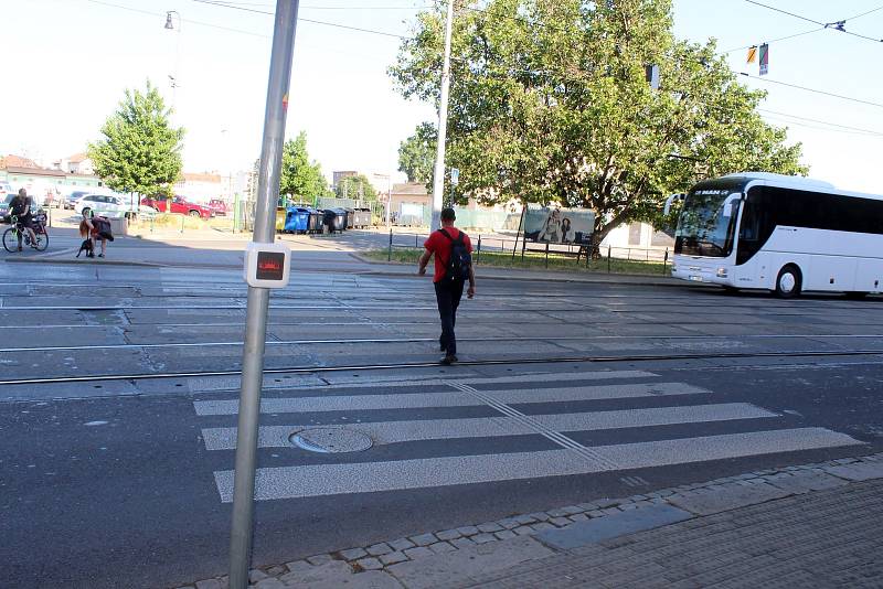 Aplikace Pozor tramvaj! se dočkala nové funkce. Brněnský dopravní podnik nechal nainstalovat přechodový hlásič v Benešově ulici, který upozorňuje chodce na přijíždějící tramvaj.