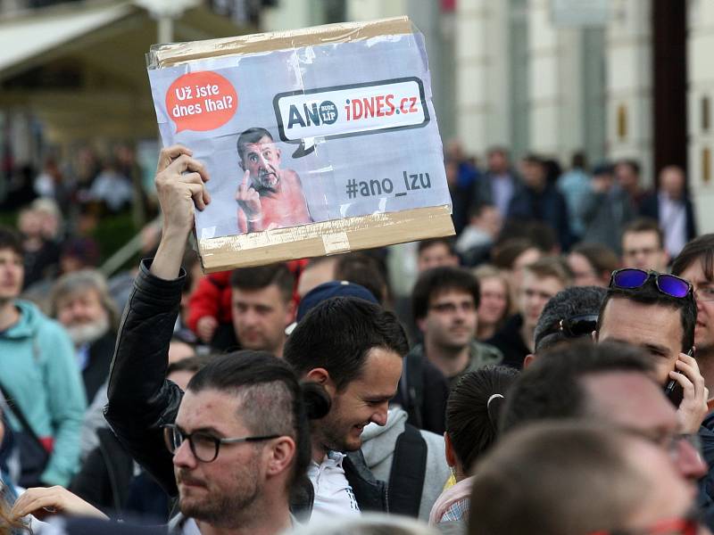 Demonstrace proti Miloši Zemanovi a Andreji Babišovi na brněnském náměstí Svobody a Moravském náměstí.