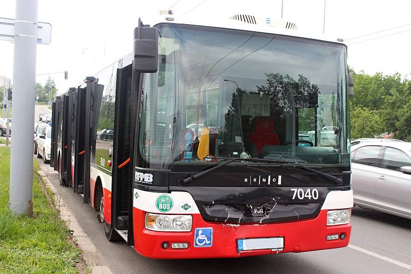 Osobní auto se srazilo v pátek odpoledne v brněnské Novolíšeňské ulici s autobusem. Zranili se čtyři lidé.