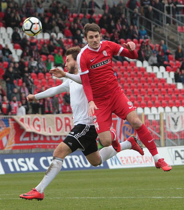 Fotbalisté Zbrojovky Brno (v červeném) uhráli s Karvinou jen bezbrankovou remízu.