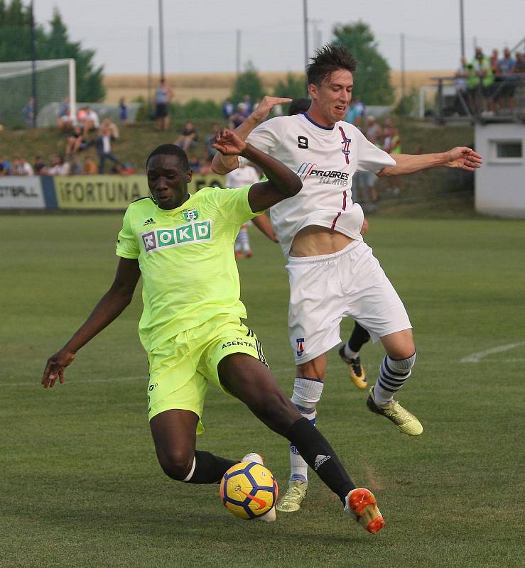 Fotbalisté Líšně (bílé dresy) podlehli v poháru prvoligové Karviné jasně 0:4.