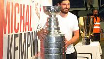 Michal Kempný přivezl ukázat na Moravu Stanley Cup.