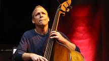 Izraelec žijící v New Yorku Avishai Cohen vystoupí 30. listopadu v Brěn už potřetí.