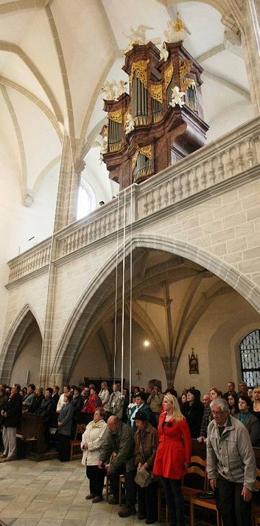 Po sedmileté rekonstrukci se v sobotu kostelem Povýšení svatého kříže v Doubravníku na Brněnsku opět v plné síle rozezněly kostelní varhany.