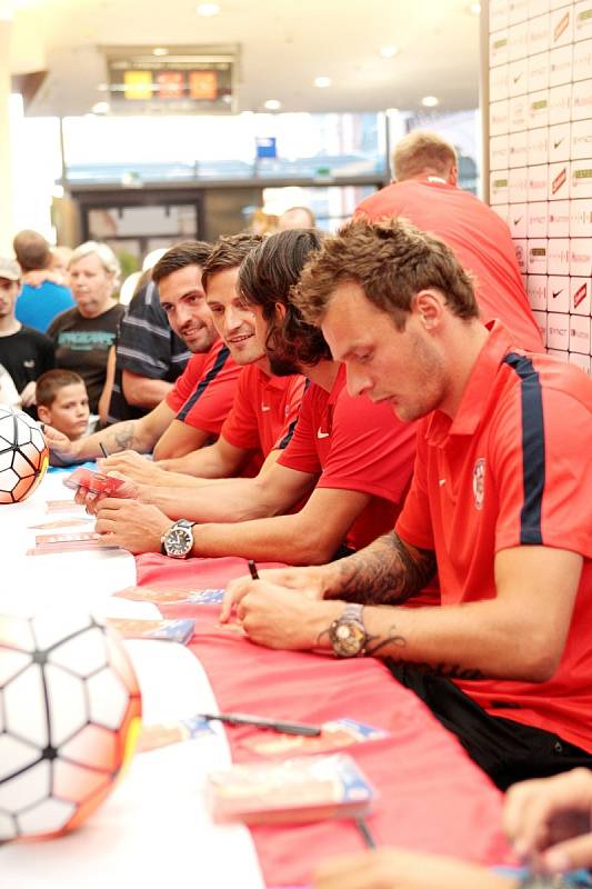 S novými dresy, novým generálním partnerem, gólovým útočníkem a hlavně s plány na lepší sezonu vstoupí fotbalisté Zbrojovky do nadcházejícího prvoligového ročníku. Ve středu brněnský klub představil změněný design dresů.