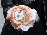 Dobrovolníci z Diecézní charity Brno prodávali sladké pečivo při dobročinné akci Koláč pro hospic.
