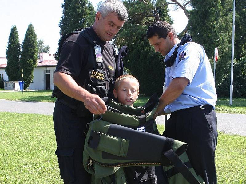 Děti a policisté na letišti v Tuřanech.