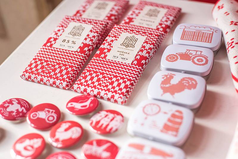 Pletený červeno-bílý vizuální styl Brněnských Vánoc. Lidé si mohou s tímto vzorem koupit hrnky, mentolky, placky, čokolády, ponožky či speciální edice kuliček z orloje.