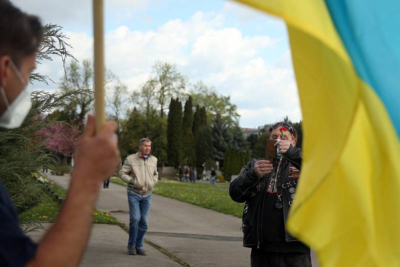 Čeští příznivci motorkářského gangu Noční vlci, který pochází z Ruska, uspořádali pietní akt na brněnském Ústředním hřbitově. K mohyle v části, kde jsou pohřbeni sovětští a rumunští vojáci, kteří padli v bojích o Brno.