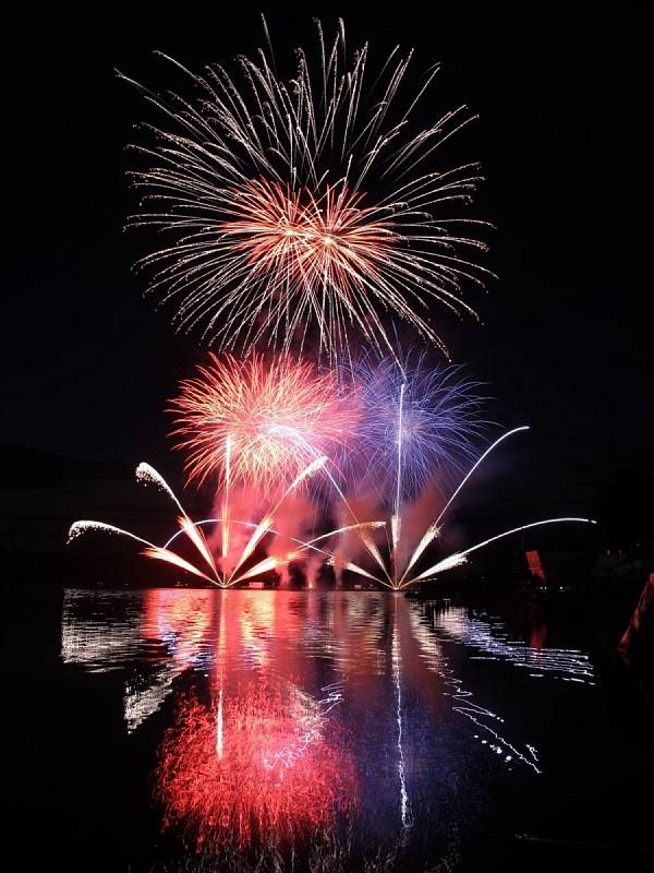 Ohňostroj řecké skupiny Nanos Fireworks.