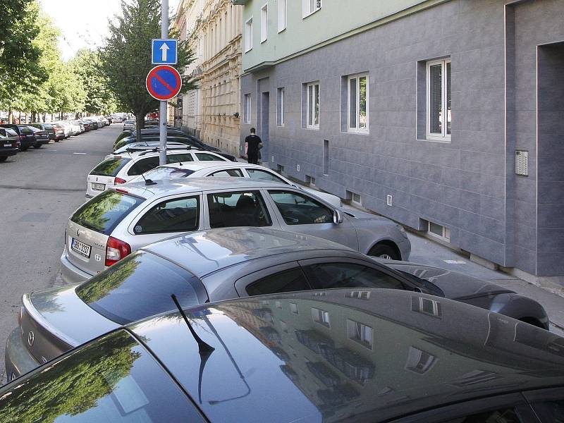 Ani značky zakazující stání nezabrání některým řidičům, aby nechali své auto odstavené na místě, kde stát nemá. Parkování na chodníku navíc musí povolit dopravní značka, která na jedné straně třídy Kapitána Jaroše chybí.