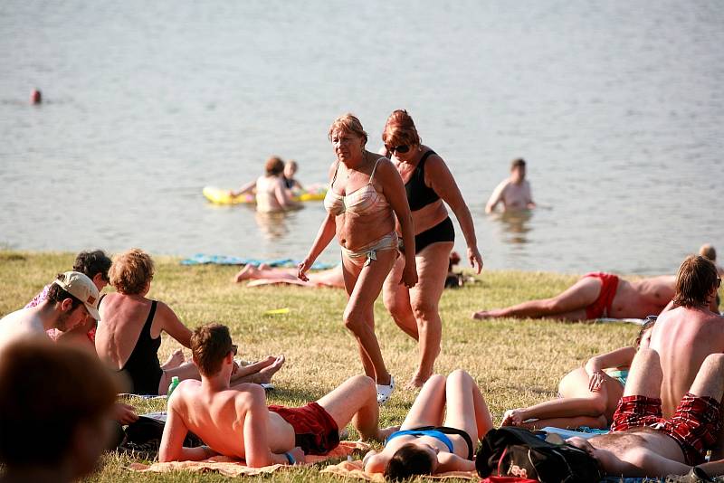 Tisíce lidí zaplnily o víkendu a o pondělním svátku Brněnskou přehradu, kde hledaly stín i osvěžení v parných letních dnech. 