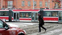 Čtvrteční ráno se v Brně neslo ve znamení hustého sněžení a bílé pokrývky. Chodci se museli vypořádat s klouzajícími chodníky, řidiči zase museli být opatrní na silnicích.