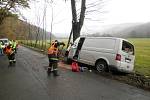 Dodávka narazila do stromu v pátek krátce po sedmé hodině ranní u Tetčic na Brněnsku. Po nárazu zůstal ve zdemolované kabině zaklíněný osmatřicetiletý řidič. Vyprostili ho hasiči.