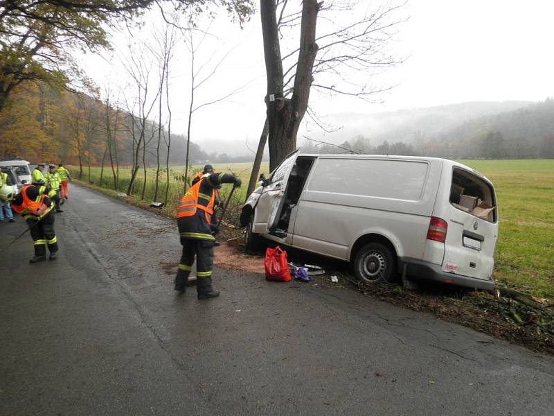 Dodávka narazila do stromu v pátek krátce po sedmé hodině ranní u Tetčic na Brněnsku. Po nárazu zůstal ve zdemolované kabině zaklíněný osmatřicetiletý řidič. Vyprostili ho hasiči.