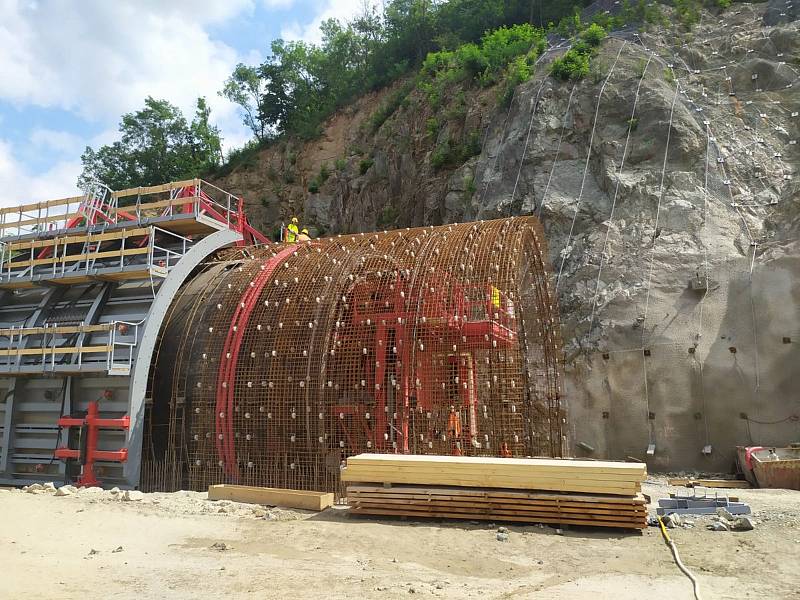 Jak probíhala stavba tramvajového tunelu v Žabovřeské.