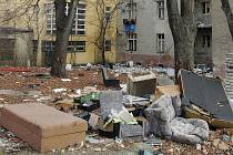 Vranovská ulice je plná odpadků. Lidé se tudy bojí chodit.